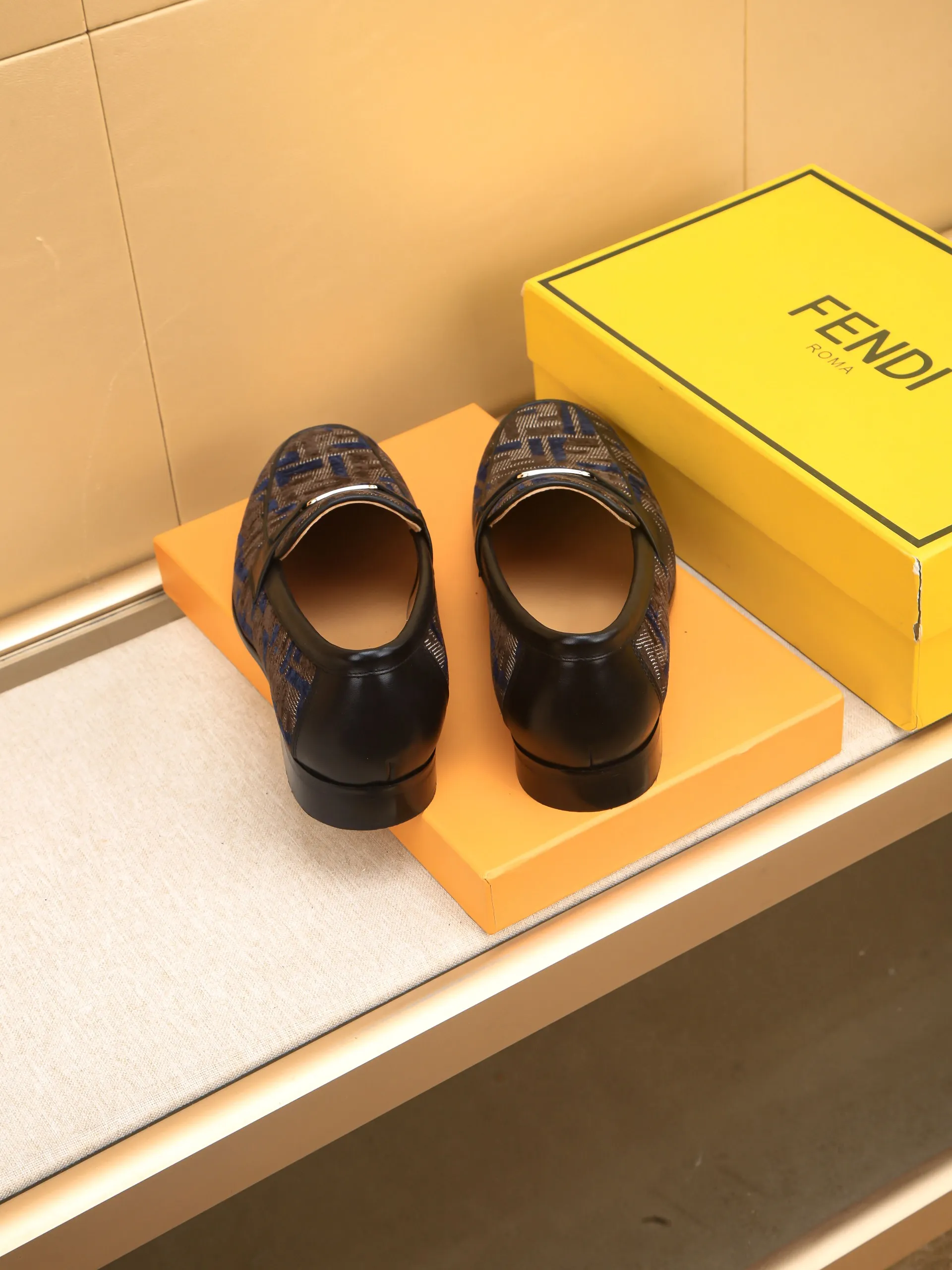 Men's shoes💰460 🕷🕷【FENDI】The latest men's formal leather shoes🇨🇳Classic series not to be missed💯The first layer is made of imported first-layer cowhide☘Original quality, the leather is smooth and delicate🎋Awesome version, perfect streamlined outline🍇🐮Leather lining, code number 39-44...(customized at 38.45.46.47)